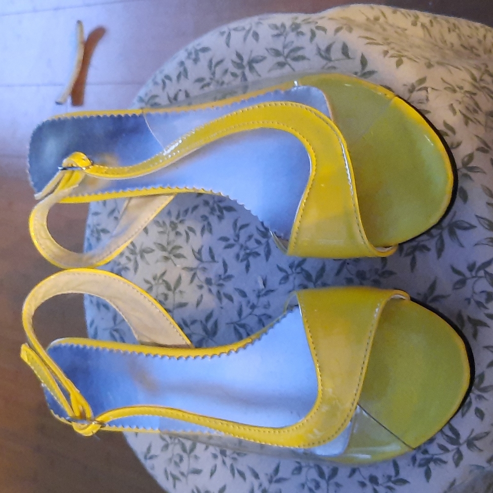 Low heels Yellow size 11.5